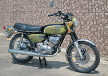 Load image into Gallery viewer, Suzuki GT 250 72.jpg